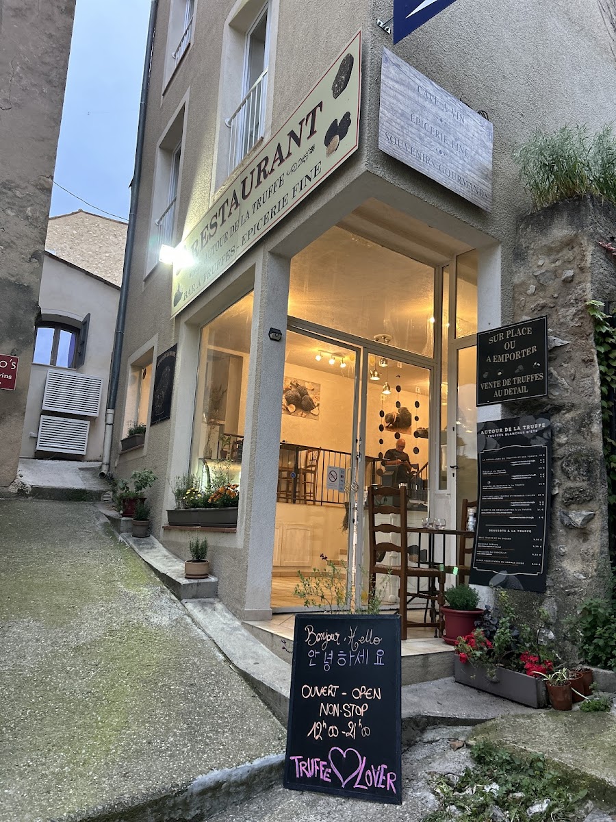 AUTOUR DE LA TRUFFE