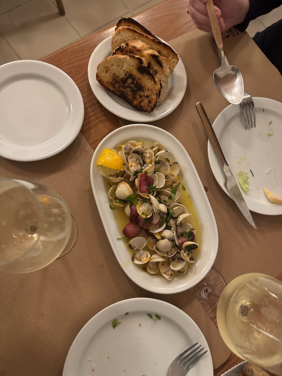 Calma Tavern - Photo 4