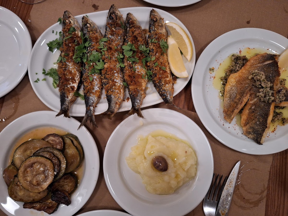 Calma Tavern - Photo 6
