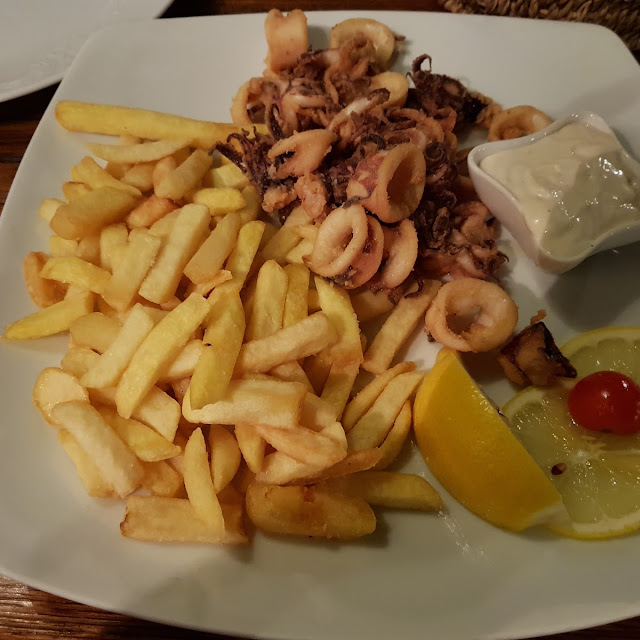 Frittierte Calamari Mit Pommes Preis 90 Kuna