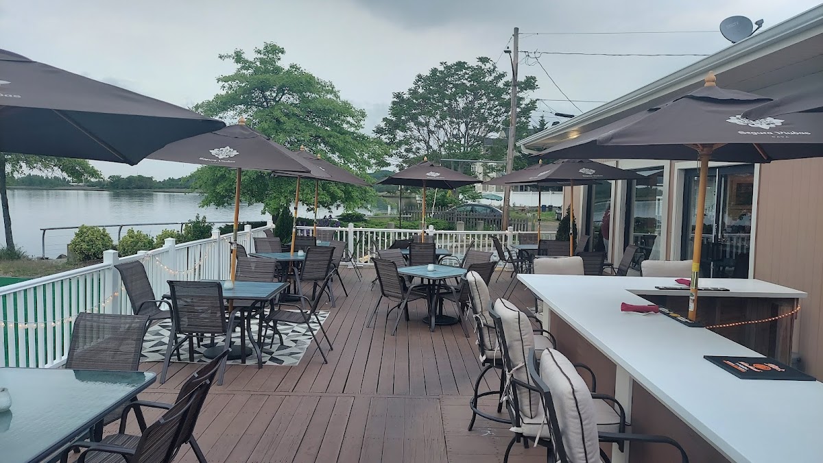 Q River Grill - Photo 3