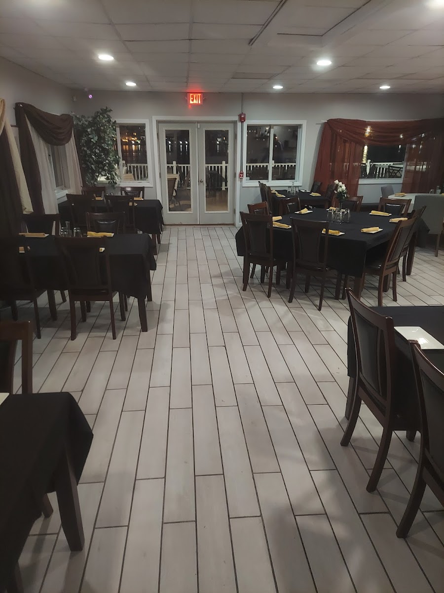 Q River Grill - Photo 4
