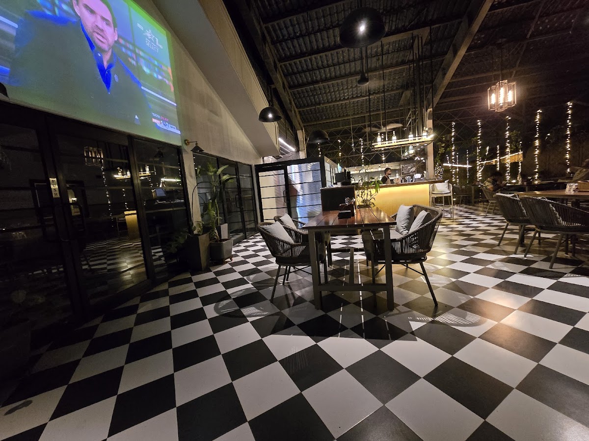 Clink Getaway Kitchen & Bar - Photo 3