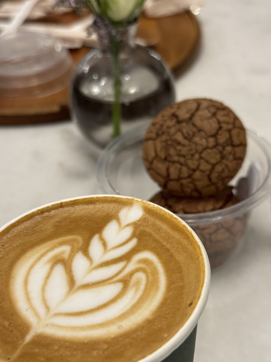 Shrq Coffee Roasters (Alkurnaish ) | (مقهى ومحمصة شرق (الكورنيش - Photo 7