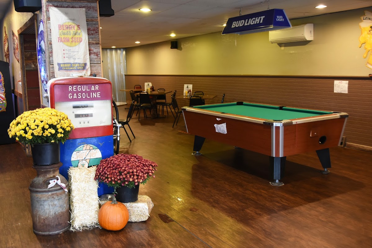 Center Street Bar & Grill - Photo 5