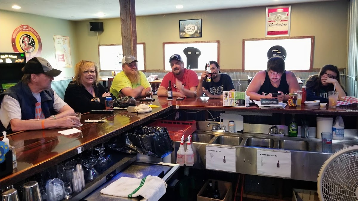 Center Street Bar & Grill - Photo 6