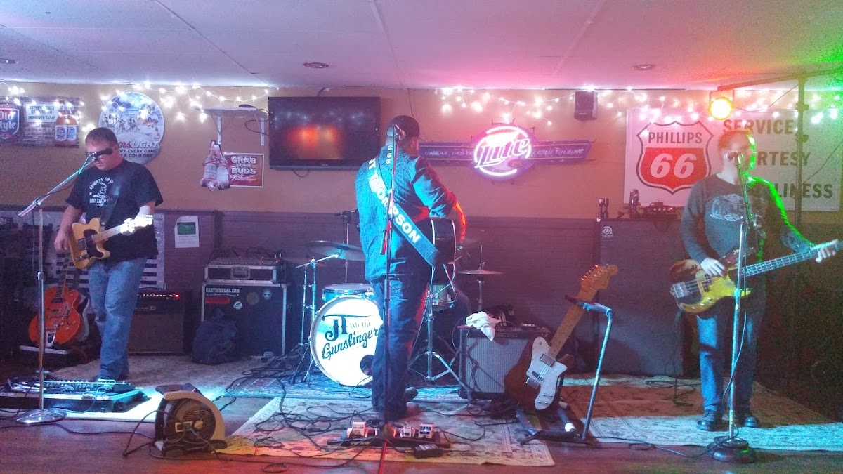 Center Street Bar & Grill - Photo 7