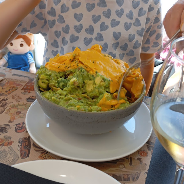 Nachos Con Guacamole Y Queso Cheddar
