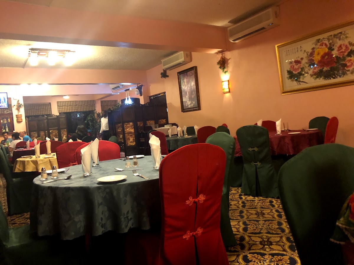 Royale Court Restaurant - Photo 3