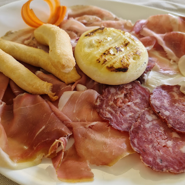 Salame De CO Di Pozzolengo Con Focaccia Allo Zafferano