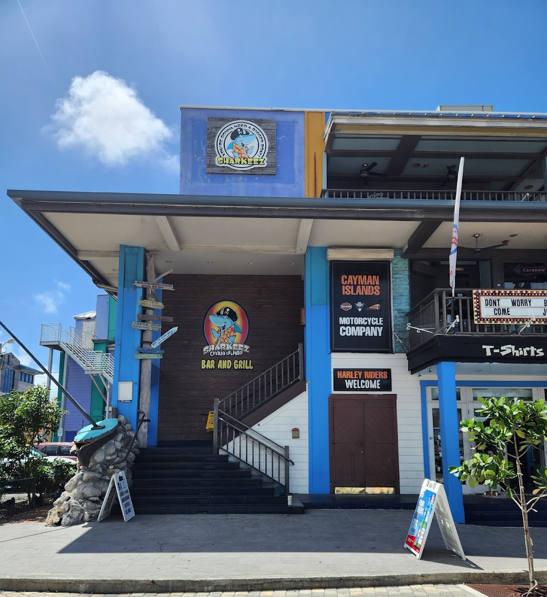 Sharkeez Bar - Photo 2