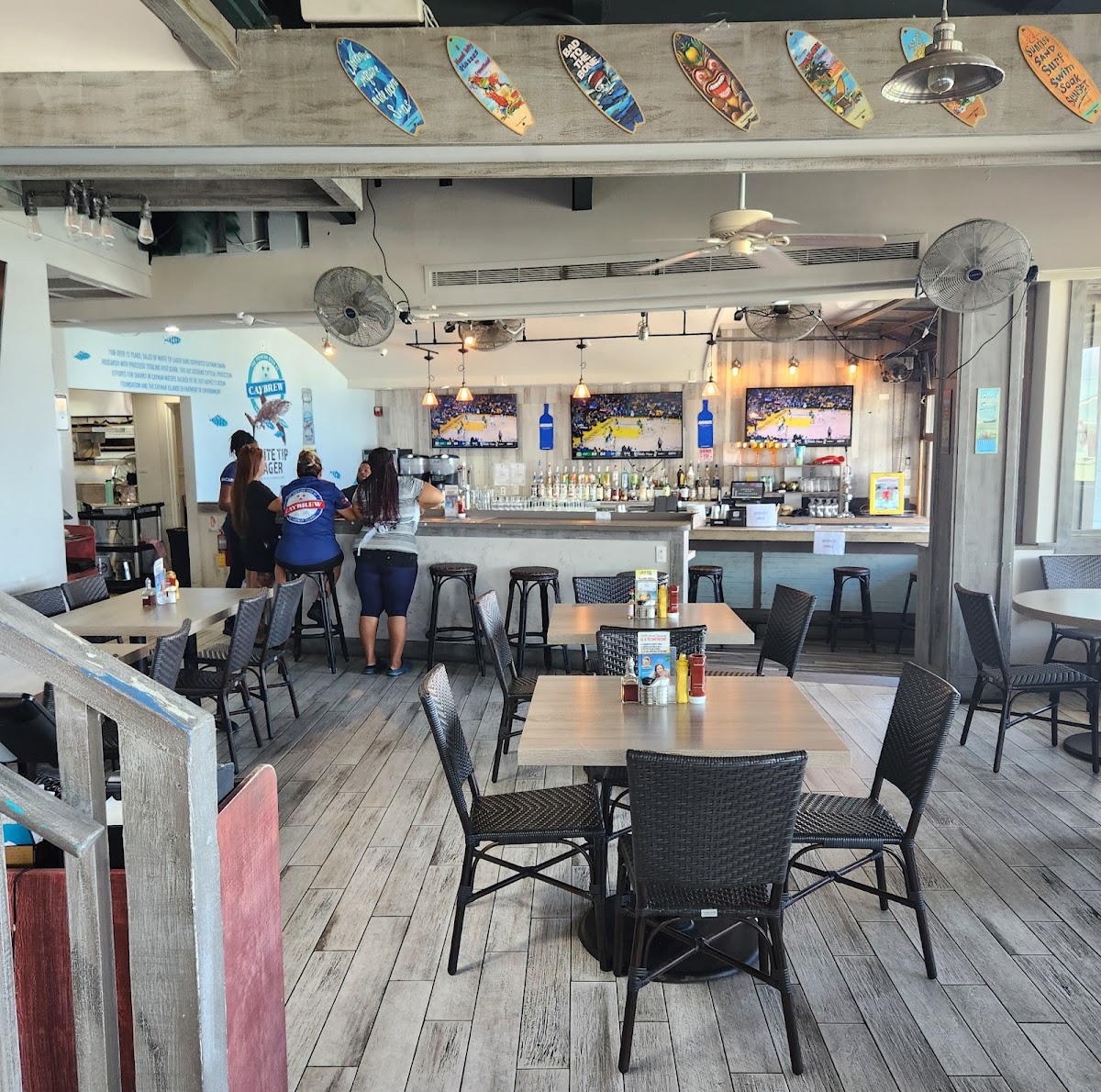 Sharkeez Bar - Photo 4