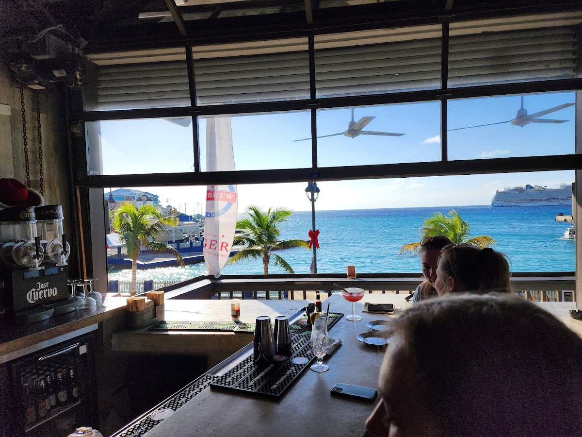 Sharkeez Bar - Photo 7
