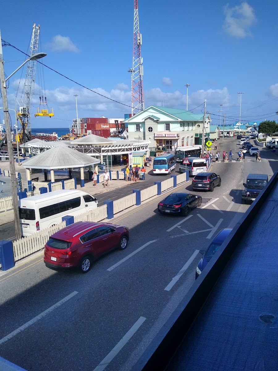 Sharkeez Bar - Photo 8