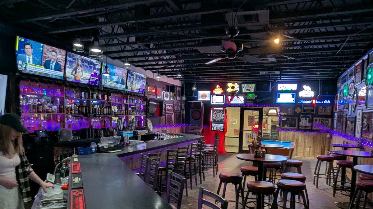 Bottoms Up Bar & Grill - Photo 3