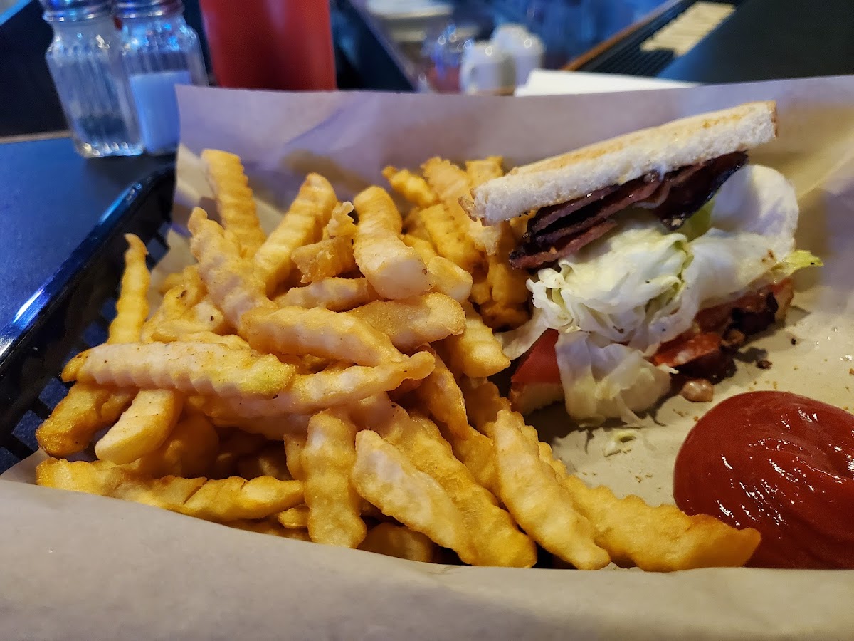 Bottoms Up Bar & Grill - Photo 4