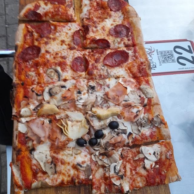 Pizza Metà Al Salamino Piccante E Metà 4 Stagioni