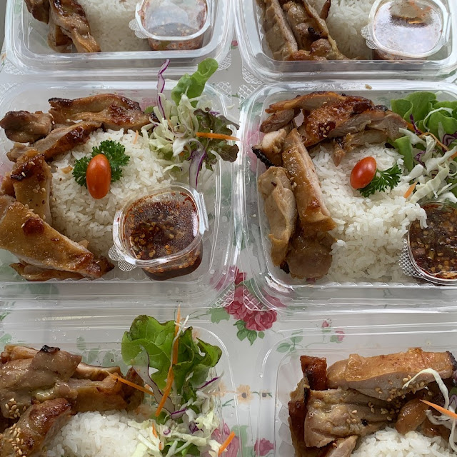 ข้าวไก่ย่างจิ้มแจ่ว