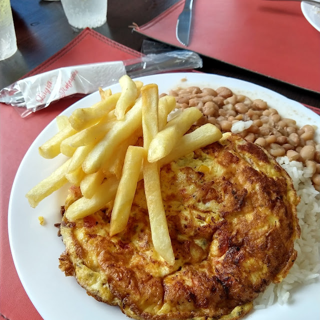 Omelete Com Arroz Feijão E Fritas