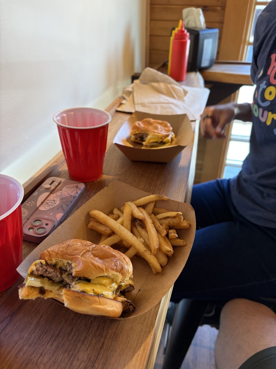 NOON MARK Burger & Pie Joint - Photo 4