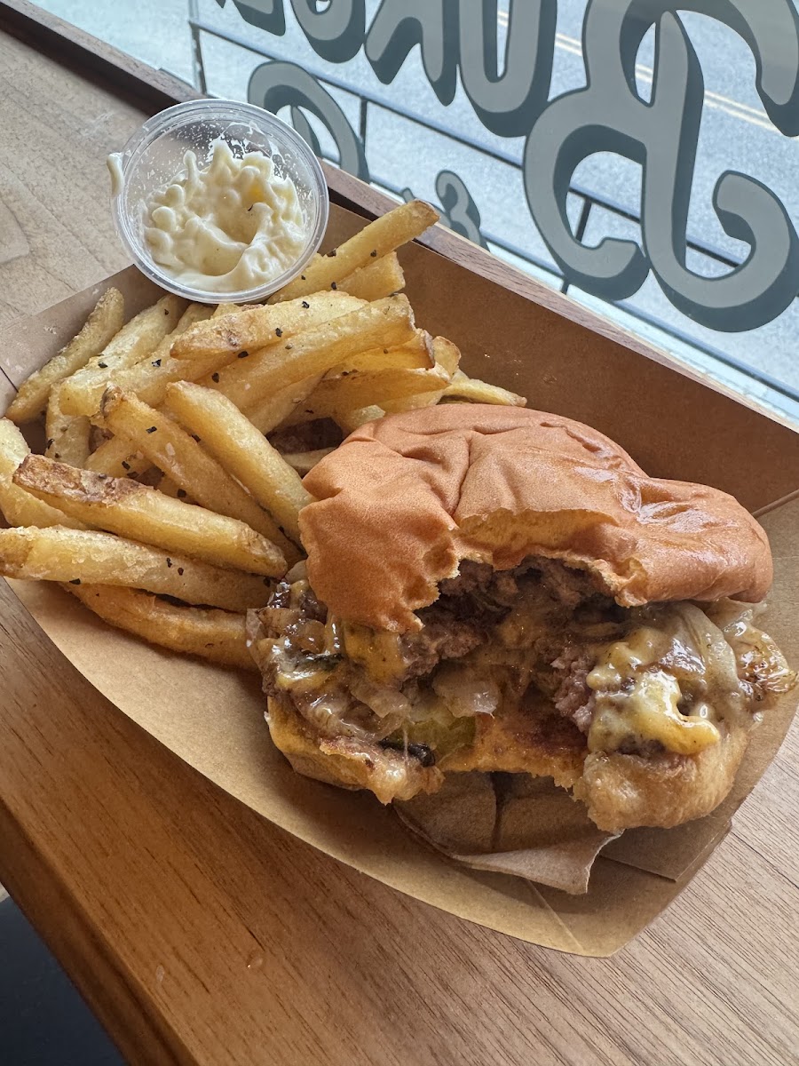 NOON MARK Burger & Pie Joint - Photo 5