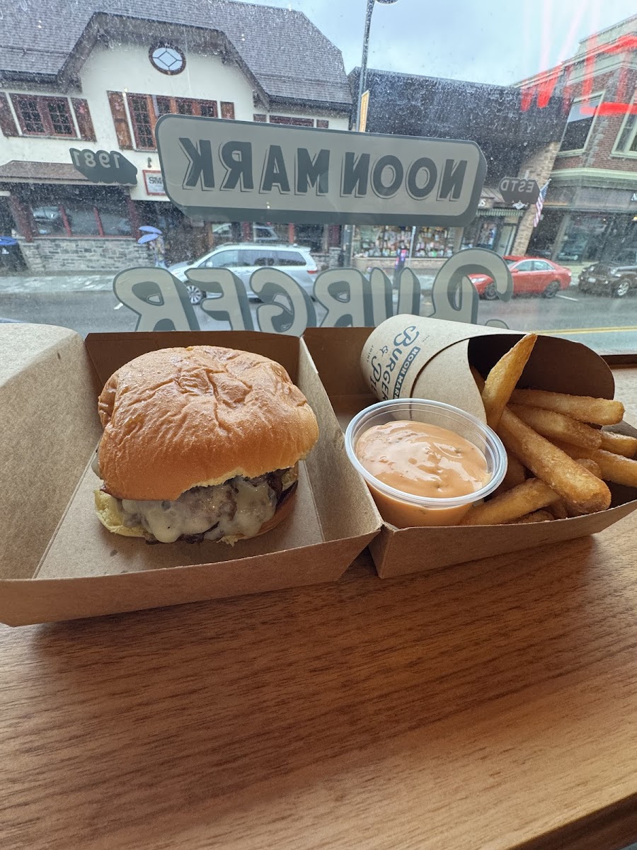 NOON MARK Burger & Pie Joint - Photo 6
