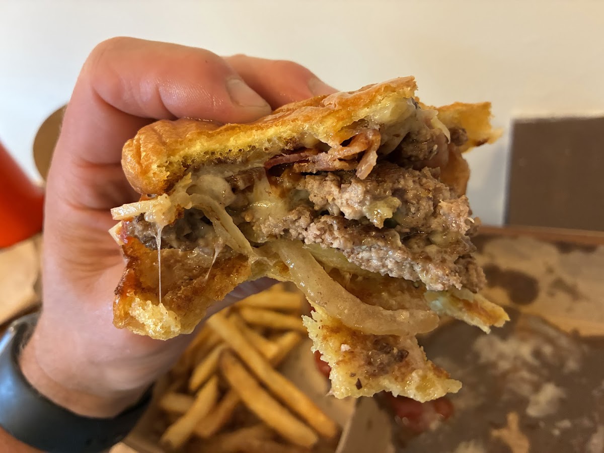 NOON MARK Burger & Pie Joint - Photo 7