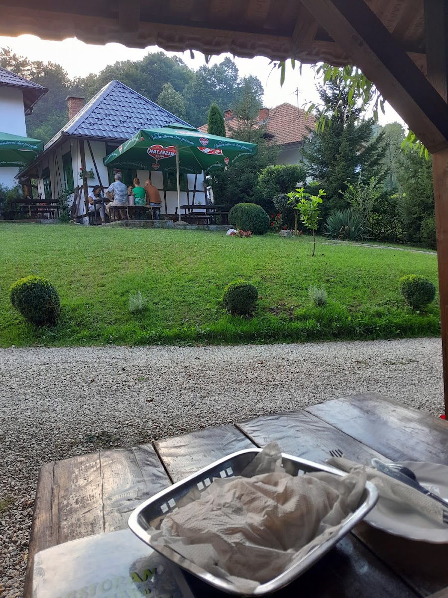 Restoran Ribnjak Bosanska Kuca - Photo 4