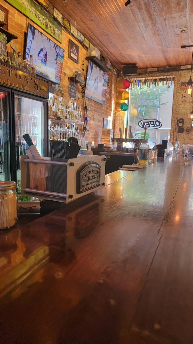 Dalton's Sports Bar & Grill - Photo 2