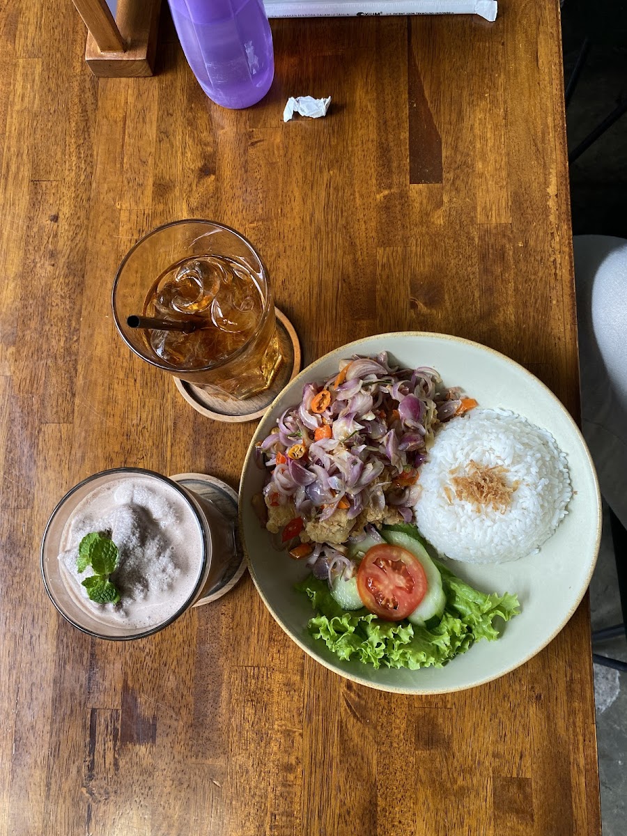 Loh Coffee & Eatery - Photo 4