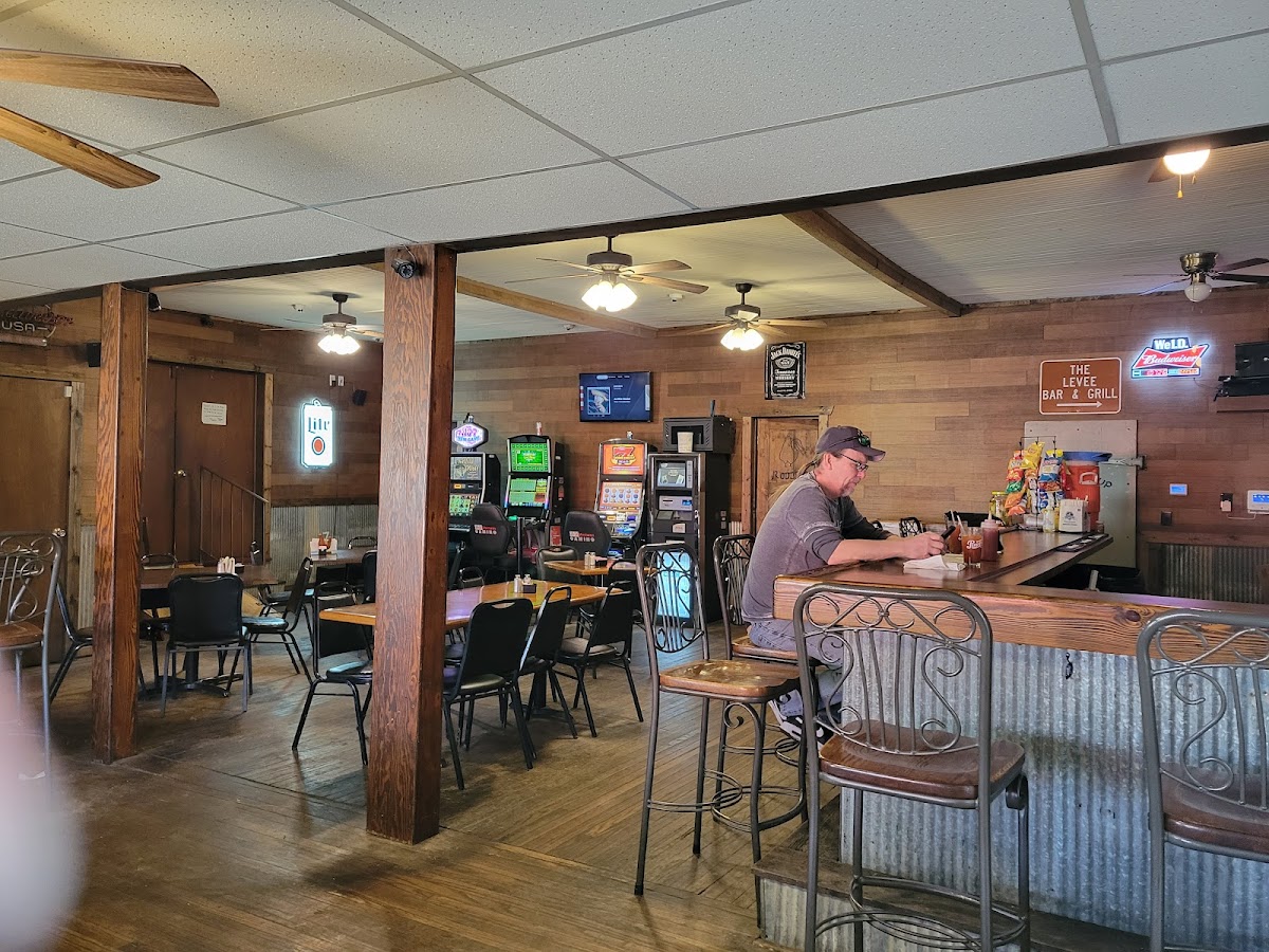 Bottoms Up Family Bar & Grill - Photo 3
