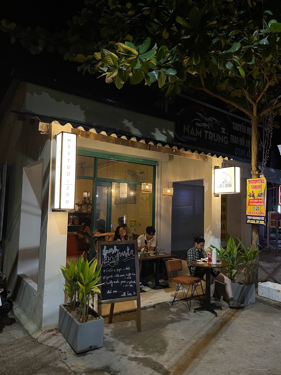 Lion’s Room Hoi An ( Fresh Pasta Wines & Cheese )