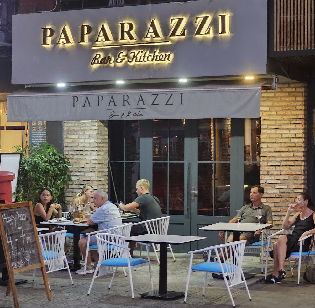 Paparazzi Bar & Kitchen