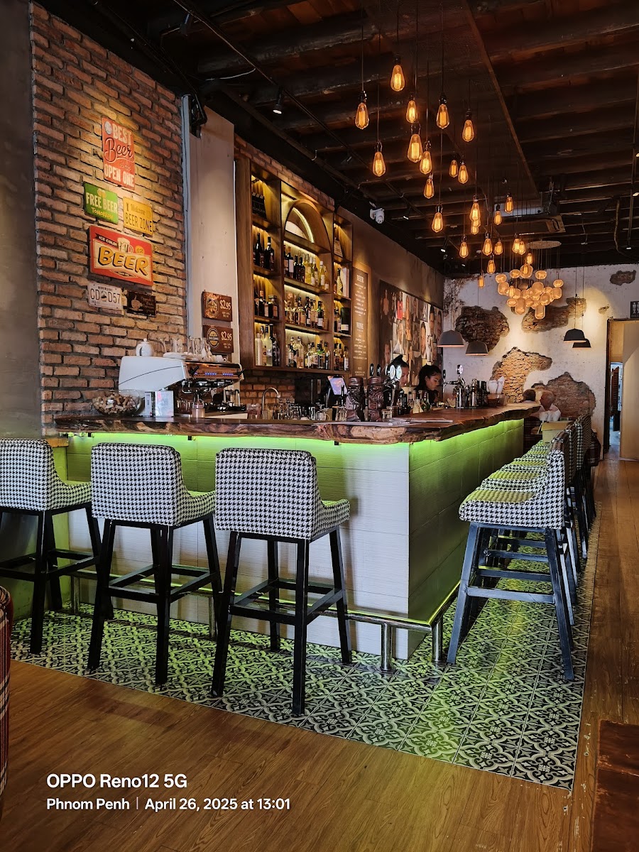 Paparazzi Bar & Kitchen - Photo 3