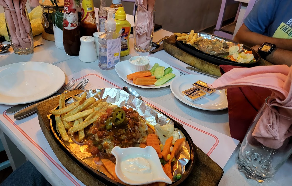 Shezan Ampis Restaurant - Photo 4