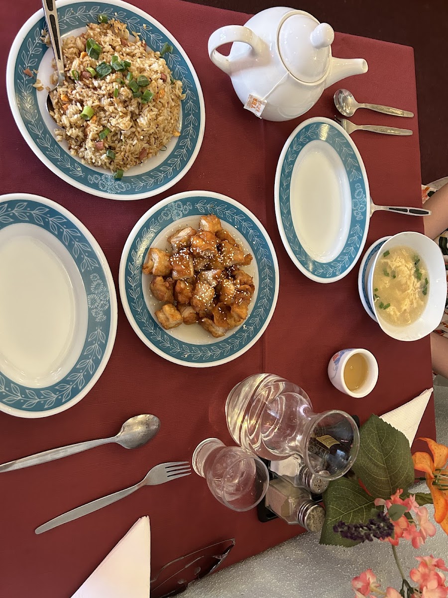 Connaught Chinese Restaurant - Photo 7