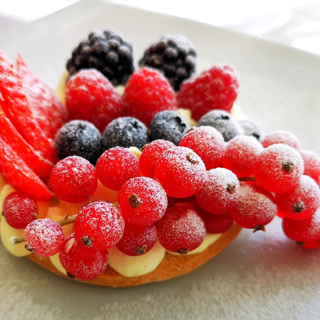 Sfogliatella Con Crema E Frutta