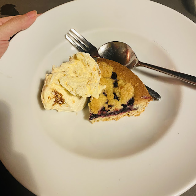 Berries Crumble with Icecream