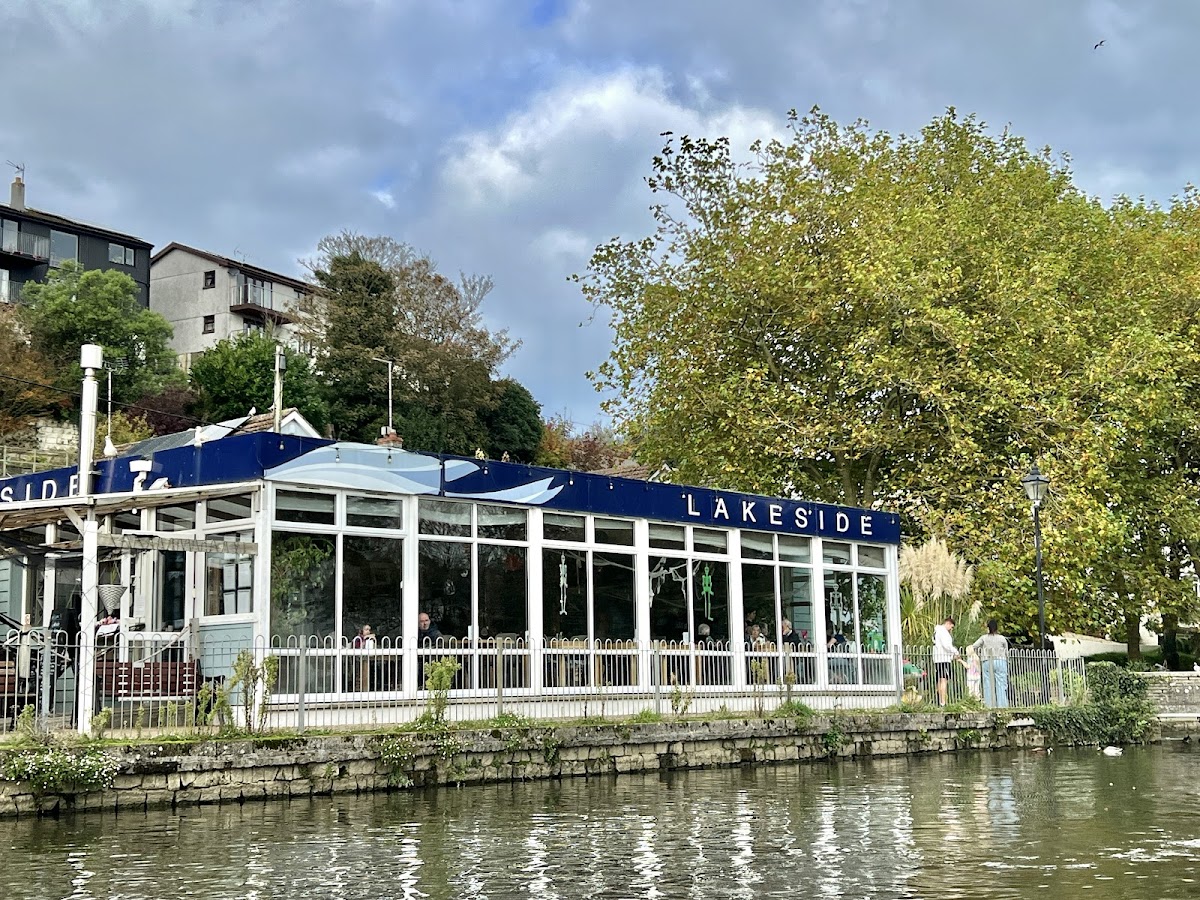 Lakeside Cafe - Photo 4