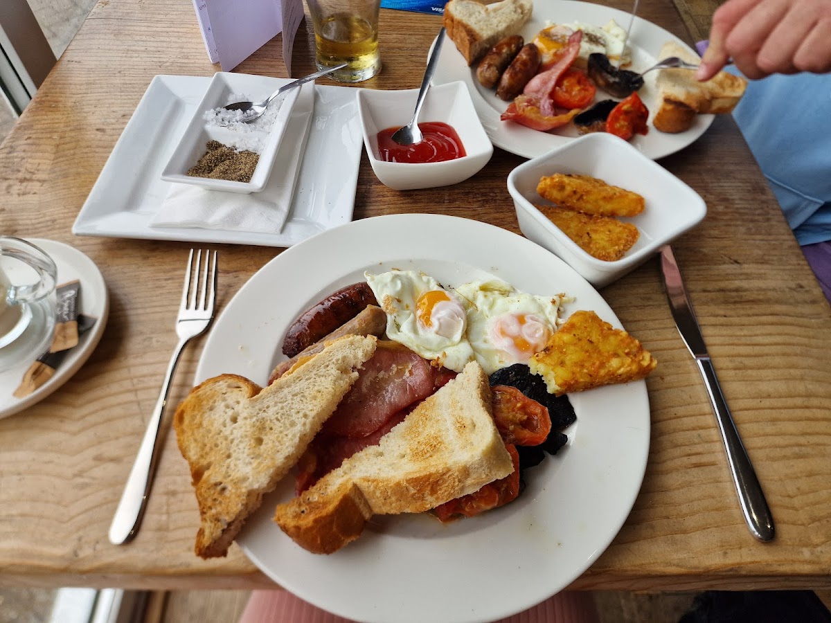 Lakeside Cafe - Photo 5