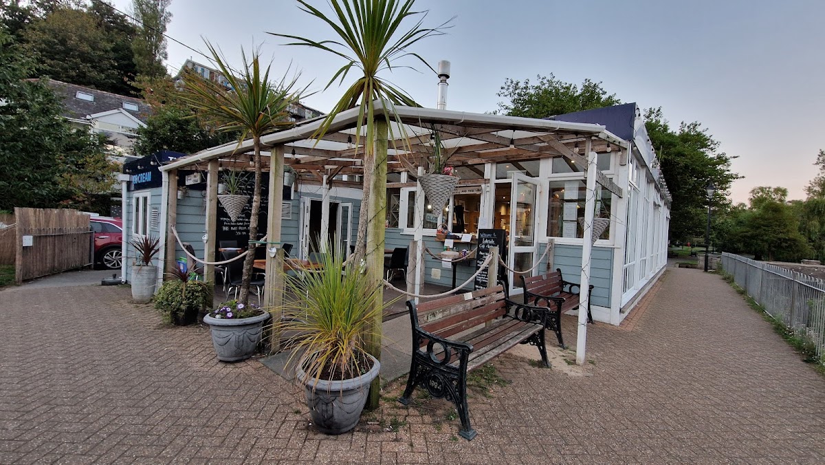 Lakeside Cafe - Photo 6
