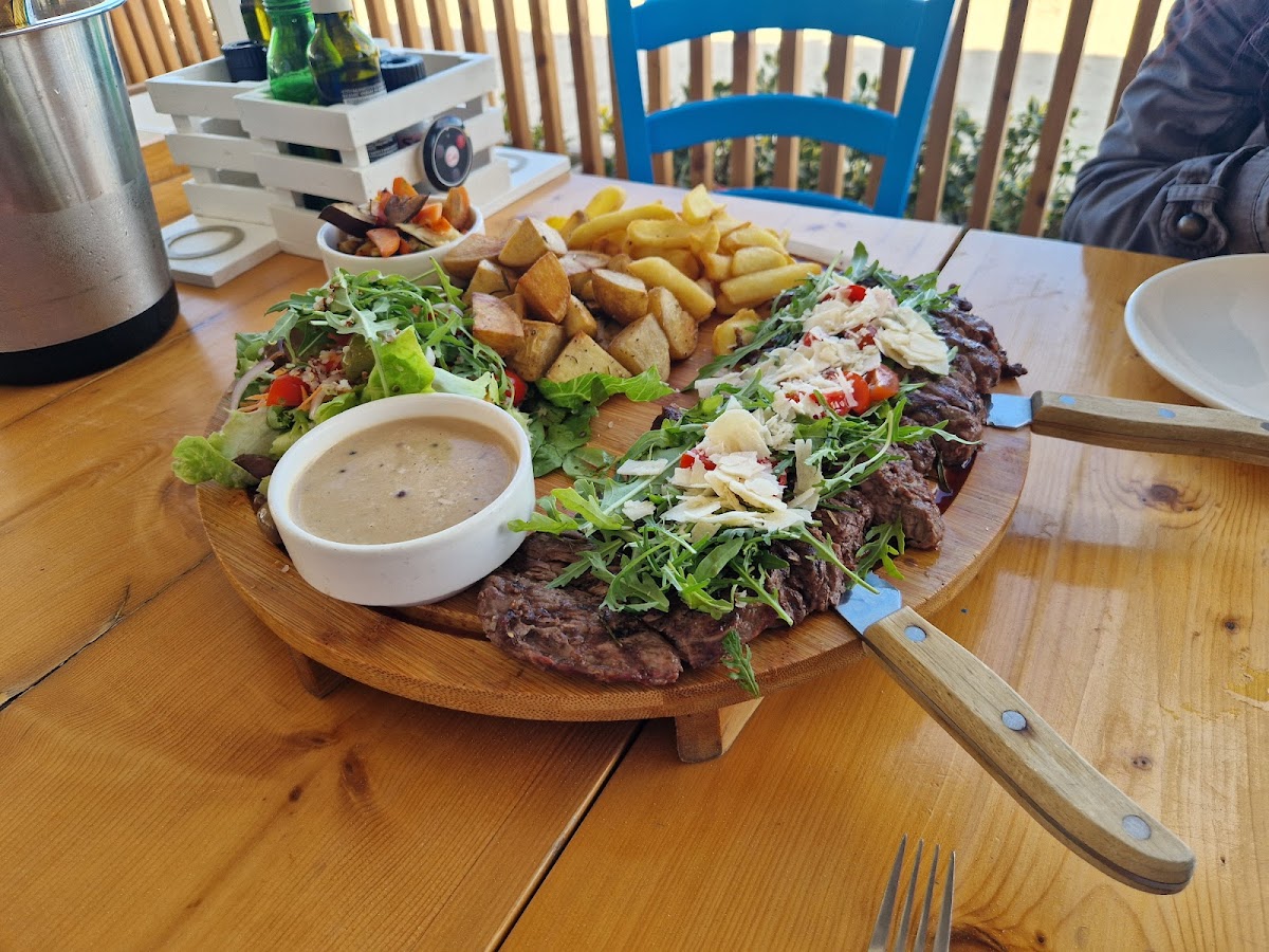 Maxima Bar & Restaurant - Photo 7