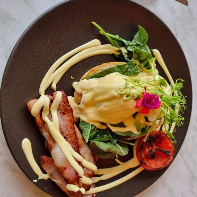 Eggs Benedict with Bacon