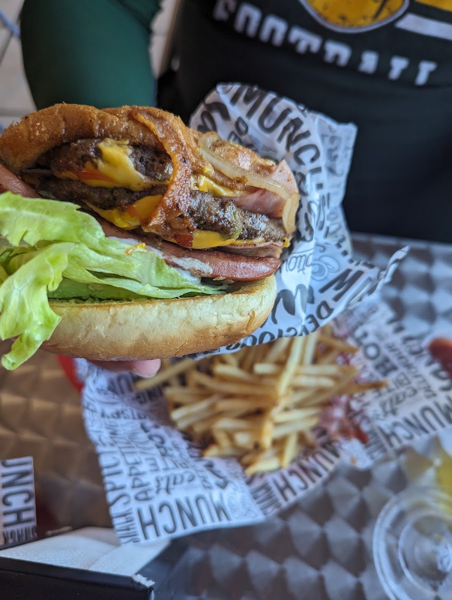 Dos Locos Burgers And Wings - Photo 9