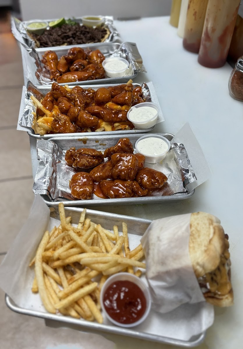 Dos Locos Burgers And Wings - Photo 1