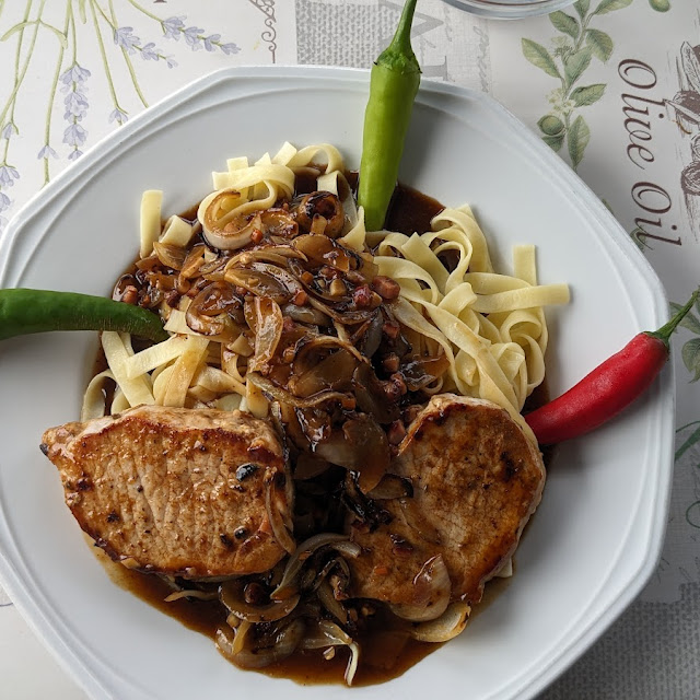 Zwiebelsteak Mit Nudeln