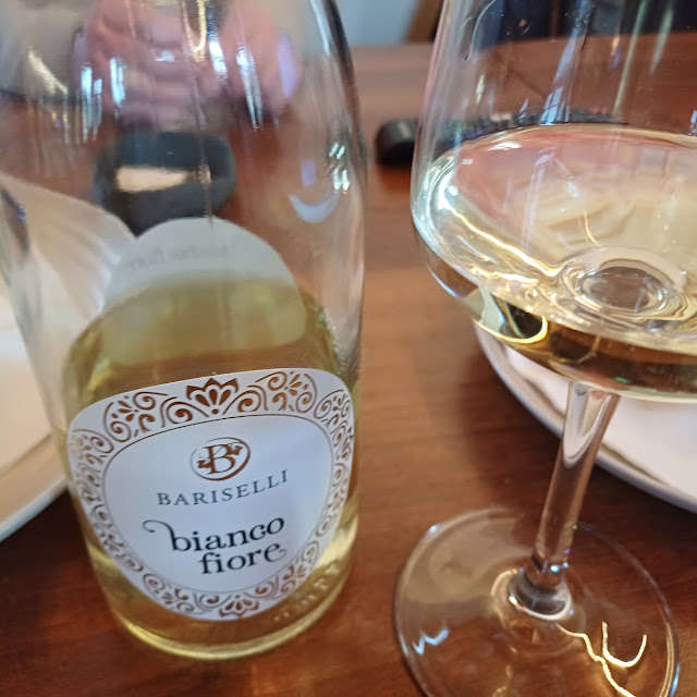 Bianco Fiore Buon Vino Bianco Proposto Con Stuzzichini Per Aperitivo