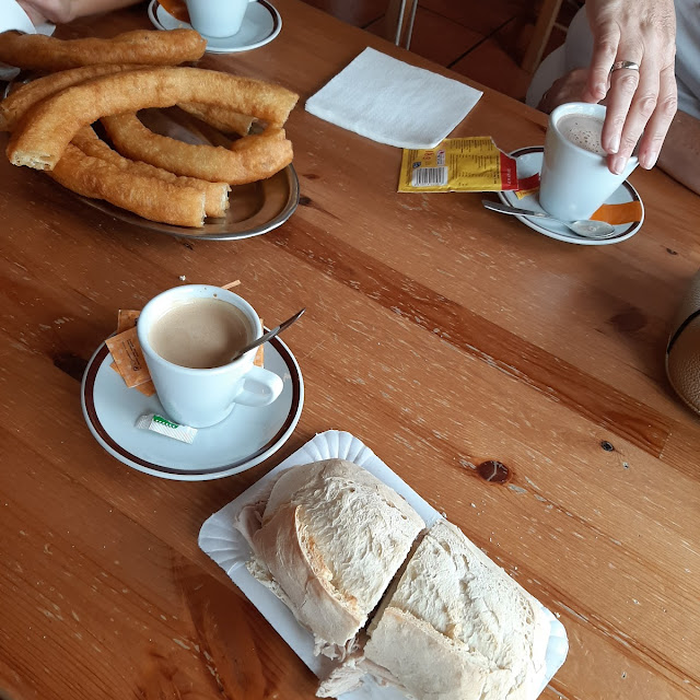 Churros Chocolate Y Bocata de Pata Con Queso Tierno