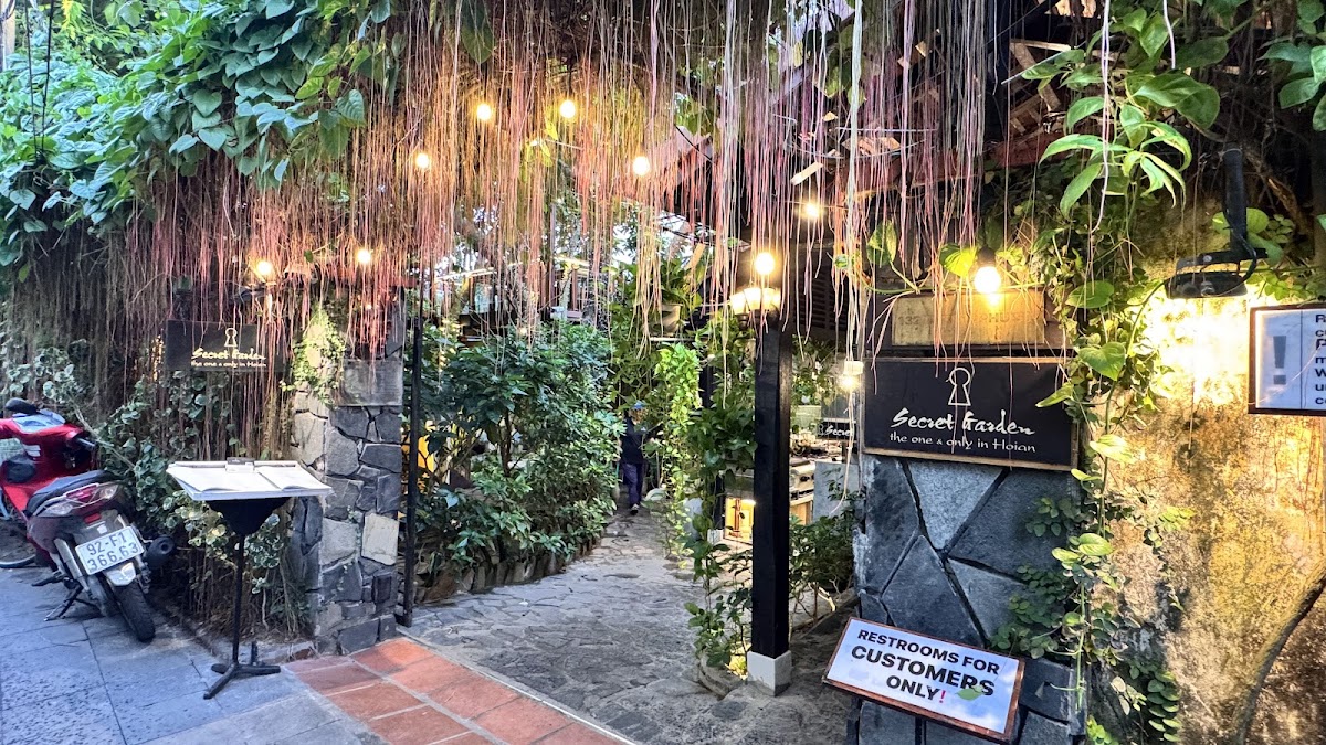 AVOCADO Resto & Cafe - Photo 3