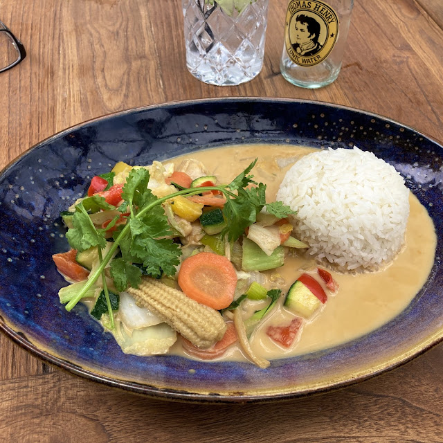 Red Thai Curry Mit Gemüse Und Hühnchen
